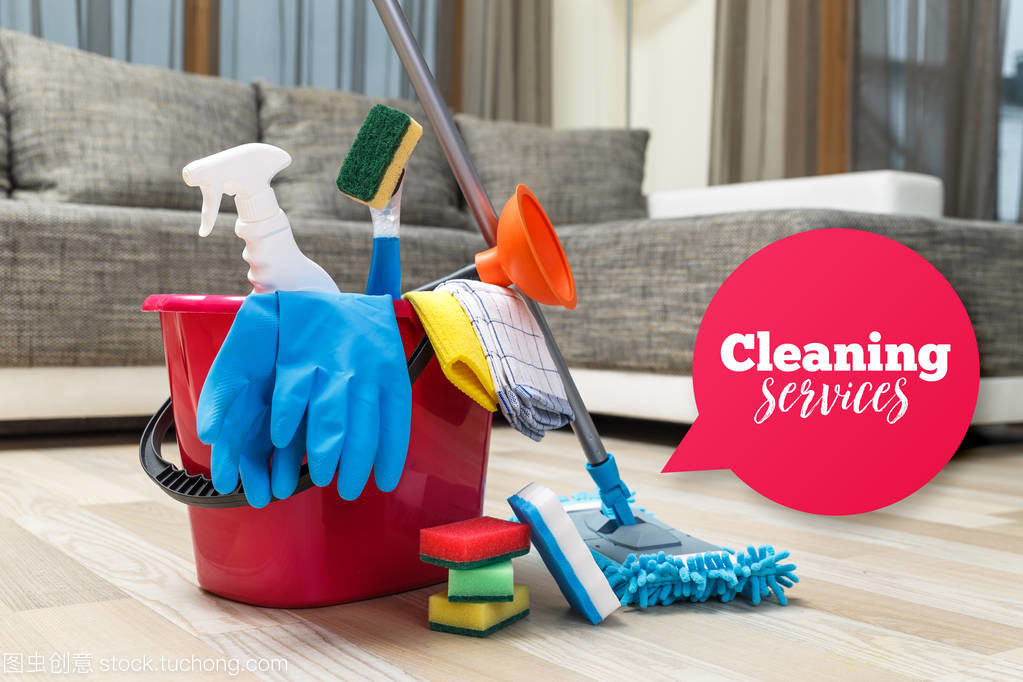 清潔服務(wù)。海綿、 化學(xué)品和拖把