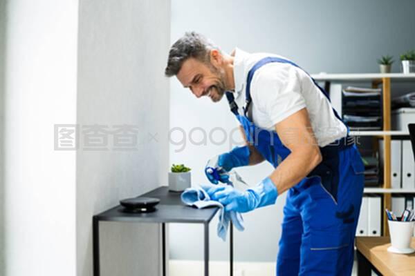 專業(yè)的清潔工辦公室清潔服務(wù)。